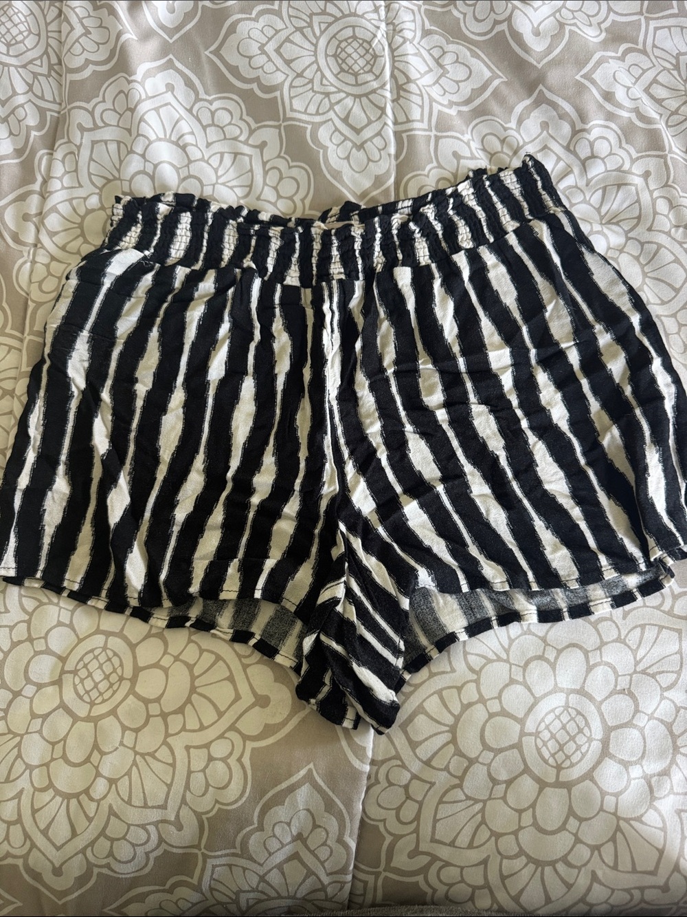 Ann Taylor Loft Black & White Striped Women’s Casual Elastic Waist Shorts